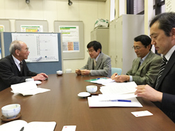 喜界町長(左)との打ち合わせ