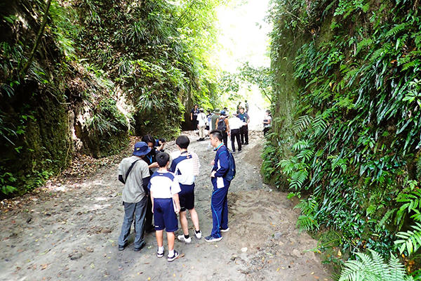 【法文】垂水市との連携事業で戦争遺跡を共同調査しました