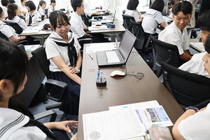 福岡県立嘉穂高等学校が研修旅行で理学部を訪問