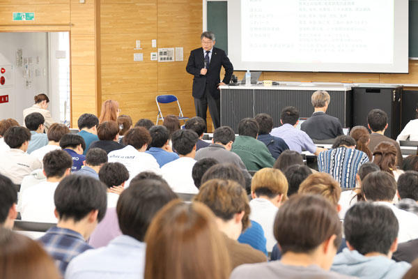 「大学と地域」で佐野 輝 学長が講義しました