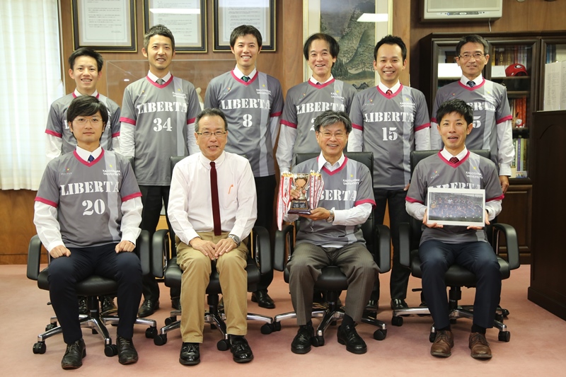 鹿児島大学教職員サッカー部が九州地区国立大学サッカー対抗戦優勝を報告 トピックス 国立大学法人 鹿児島大学 進取の気風にあふれる総合大学