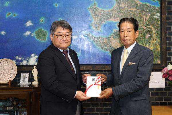 鹿児島大学OB・OGゴルフ大会実行委員会より寄附をいただきました