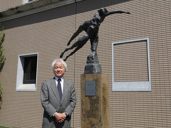 教育学部 池川 直教授から寄贈された彫刻を設置