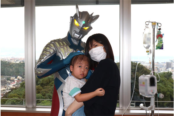 【病院】ウルトラマンゼロが小児科病棟の患者さんに会いに来ました