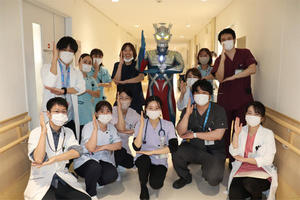 【病院】ウルトラマンゼロが小児科病棟の患者さんに会いに来ました