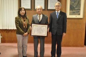 種村完司名誉教授感謝状贈呈式を開催