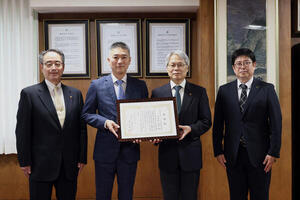 「鹿大『進取の精神』支援基金」への寄附に対して株式会社アクシーズ様に感謝状贈呈